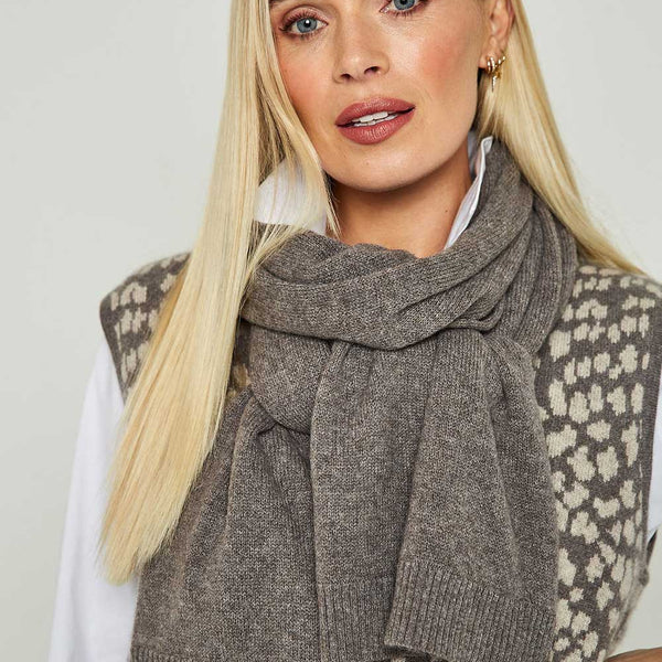 taupe-cashmere-scarf-in-studio
